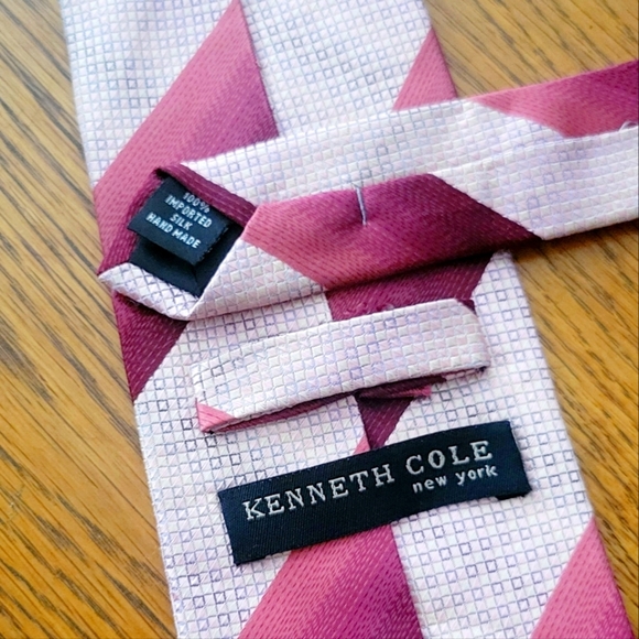 Kenneth Cole Men's 100% Silk Tie Pink Striped Pattern ~ Designer Men's Silk Tie - Picture 2 of 3